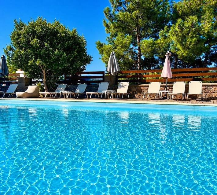 Hôtel pour 3 personnes, avec piscine et jardin ainsi que vue et balcon