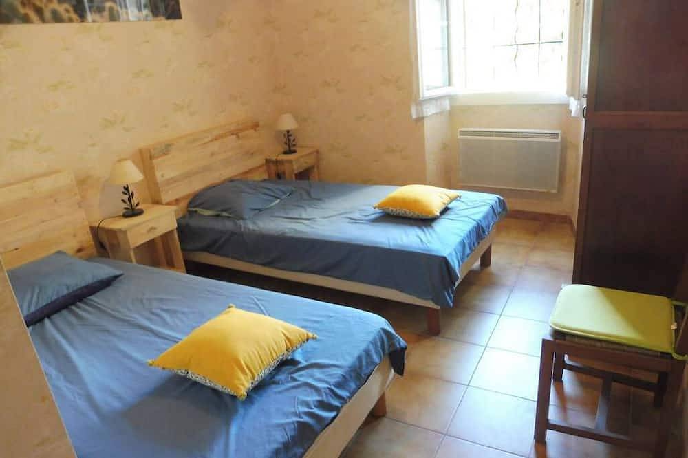 Accommodation in a country house with swimming pool in L'Isle-sur-la-Sorgue, Vaucluse