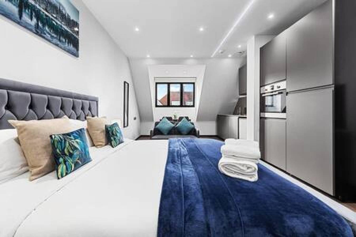 Entire apartment, Stylish King Size Bed Studio near Central London in London, South East England