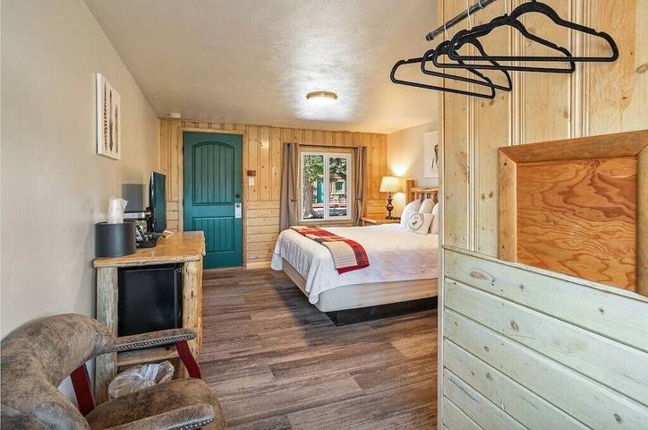 Hotel for 2 people in West Yellowstone