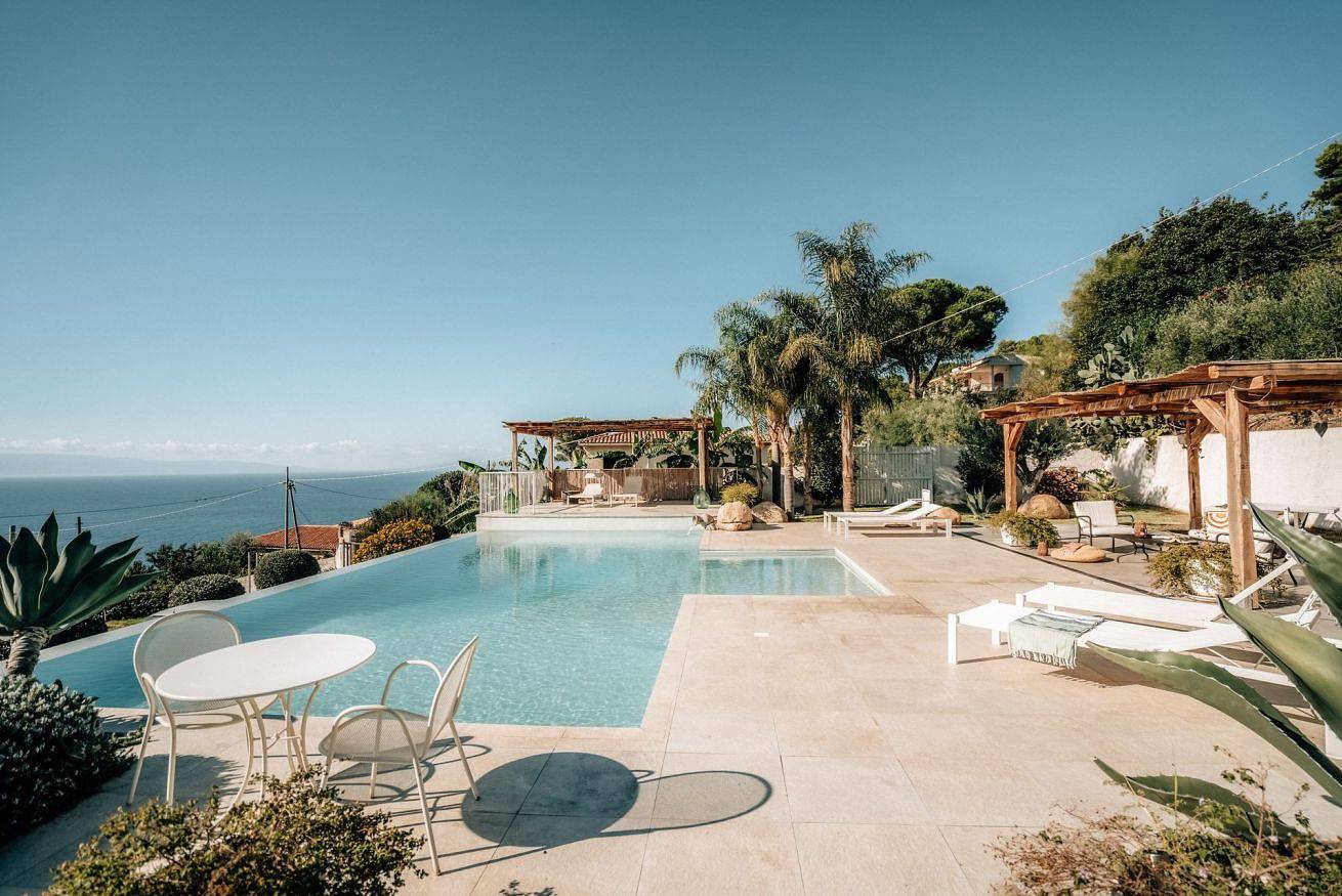 Villa Michaela, atemberaubende unabhängige Villa mit Infinity-Pool in Faro Capo Vaticano, Vibo Valentia Provinz