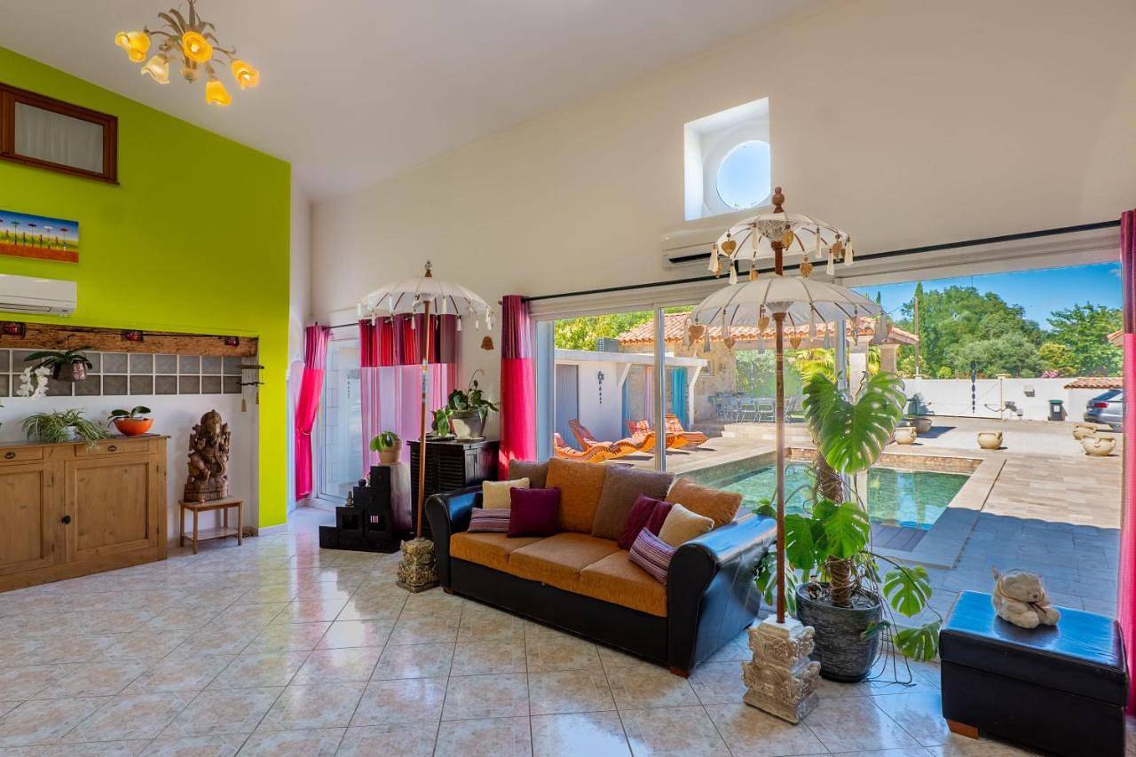 Loft d'exception 350m2 spacieux et lumineux avec piscine à 15 min de la mer in Aimargues, Côte méditerranéenne (France)