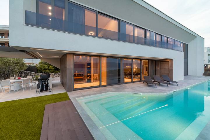 Dom wakacyjny dla 8 osób, z balkon i sauna oraz basen w Vrbnik