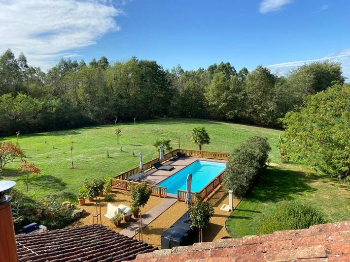 Gîte pour 6 personnes, avec Terrasse et Jardin ainsi que Piscine et Vue à Larée