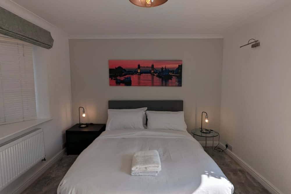 Thames Riverside Retreat: A Serene 3-Bed Bungalow in Spelthorne, Surrey