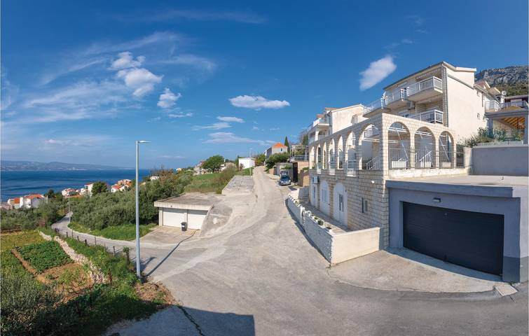 Ganze Ferienwohnung, Geräumig, 1 km vom Strand entfernt: Gemütliche Ferienwohnung mit WLAN, Klimaanlage und Terrasse in Stanici, Omis-Riviera