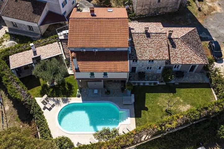 Ganze Wohnung, Romantische Ferienwohnung mit großem Pool und wunderschönem Garten in Bale, Rovinj und Umgebung