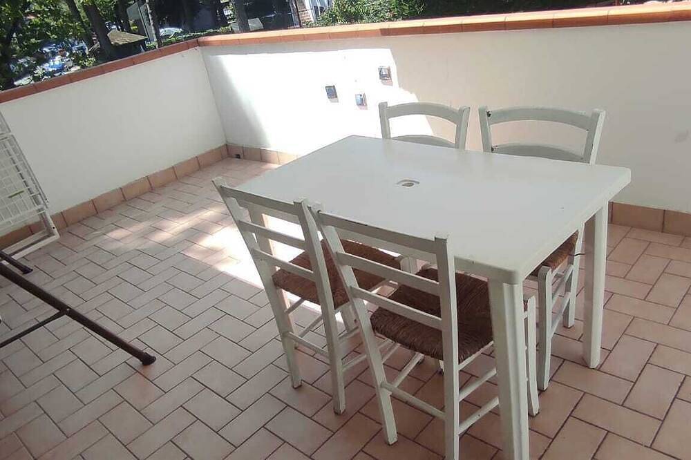 Geheel appartement, Studio apartment on the main avenue of Lido degli Estensi a few meters from the sea in Lido degli Estensi, Provincie Ferrera