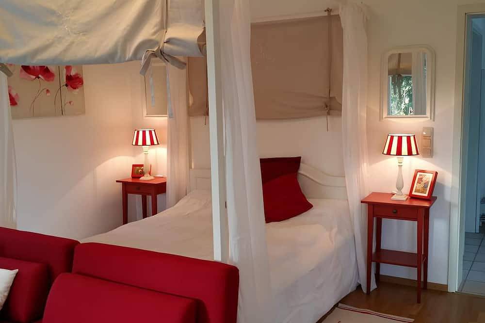 Ganze Wohnung, Romantische Ferienwohnung am Starnberger See mit Terrasse + Teich, Nähe München in Feldafing, Starnberger See