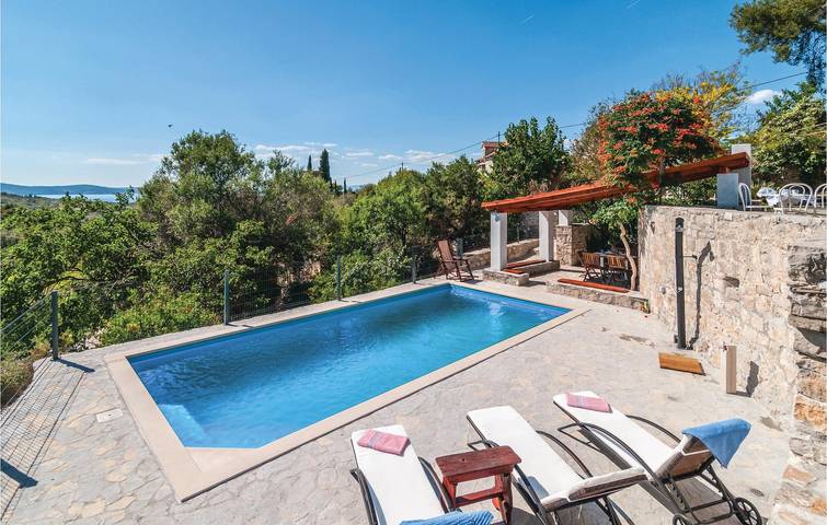 Reizende Ferienwohnung mit Meerblick, Pool und Terrasse – 900 m bis zur Küste in Milna, Brac