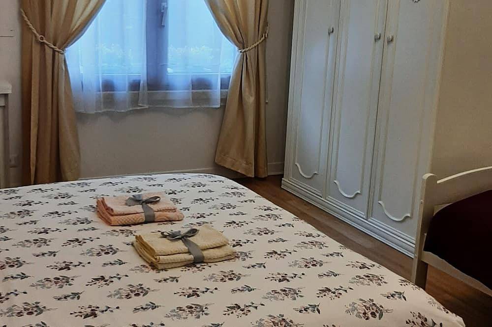 Entire apartment, La Civetta, elegant one-bedroom apartment with garden, private parking 10min from the city in Nave, Garda Mountains