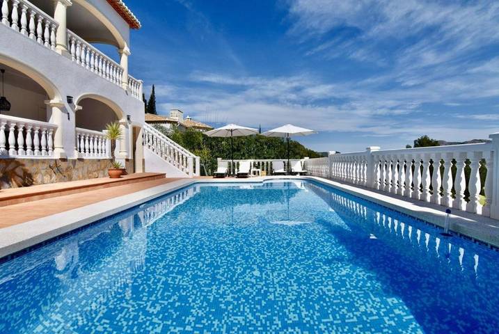 Ferienhaus für 8 Personen, mit Balkon und Terrasse sowie Garten und Pool in Orba
