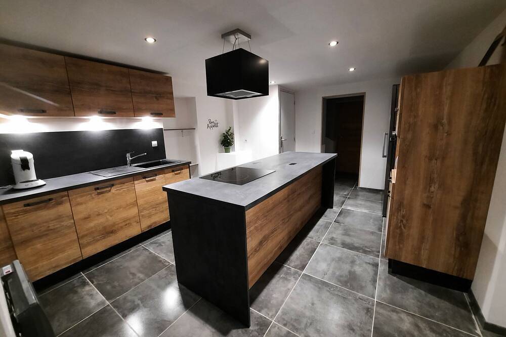 Chambre Économique Avec Salle de Bain Privative 1. Idéale Pour un Séjour Court ! in Vesoul, Haute-Saône