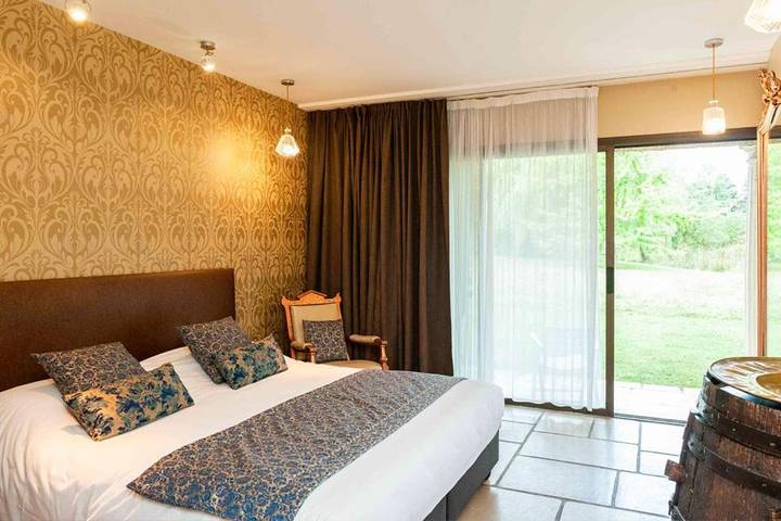 Hôtel pour 2 personnes, avec vue et piscine ainsi que vue sur le lac et jardin, animaux acceptés à Saintes - 3