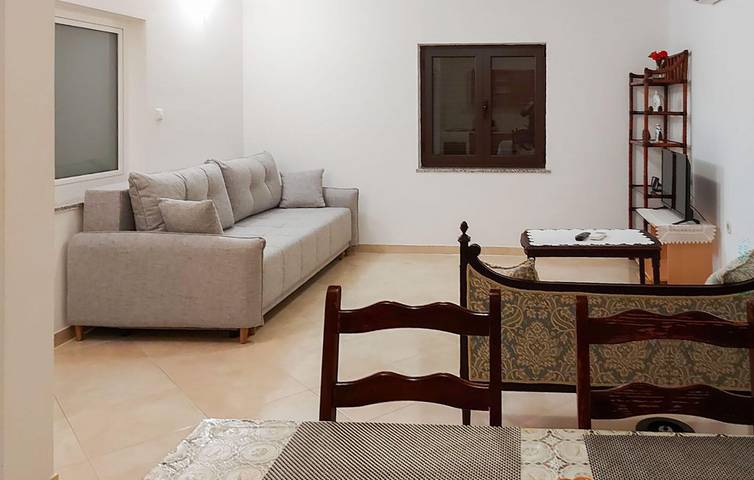 Ganze Ferienwohnung, Malerisches Apartment, 2 km vom Strand Vela Plaža entfernt, mit WLAN und Terrasse in Baska, Krk