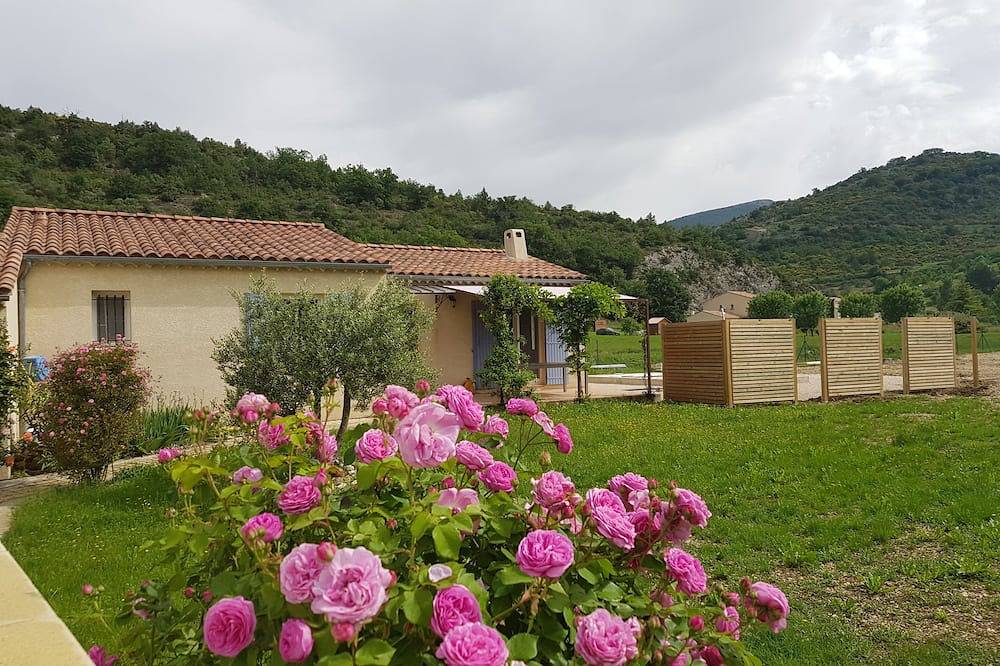 Jeder Komfort mit geschlossenem Garten, Schwimmbad, 800 m vom Zentrum von Montbrun. in Montbrun-les-Bains, Nyons und Umgebung