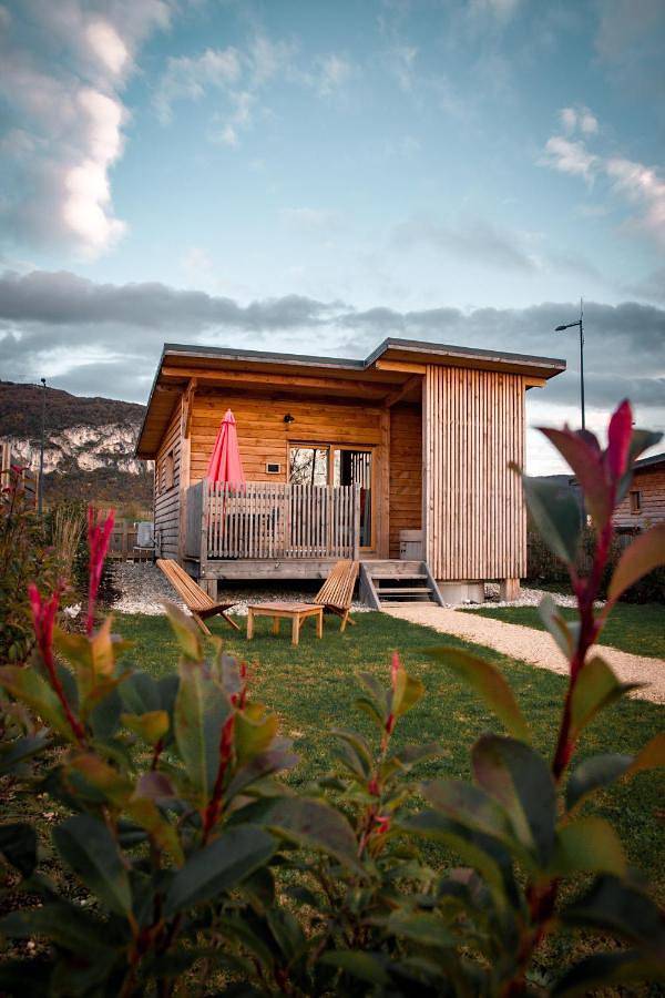 Gîte pour 2 personnes, avec Terrasse et Jacuzzi ainsi que Jardin et Vue sur le lac à Virignin