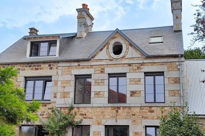 Gîte pour 12 personnes, avec Terrasse ainsi que Jardin et Piscine à Dragey-Ronthon