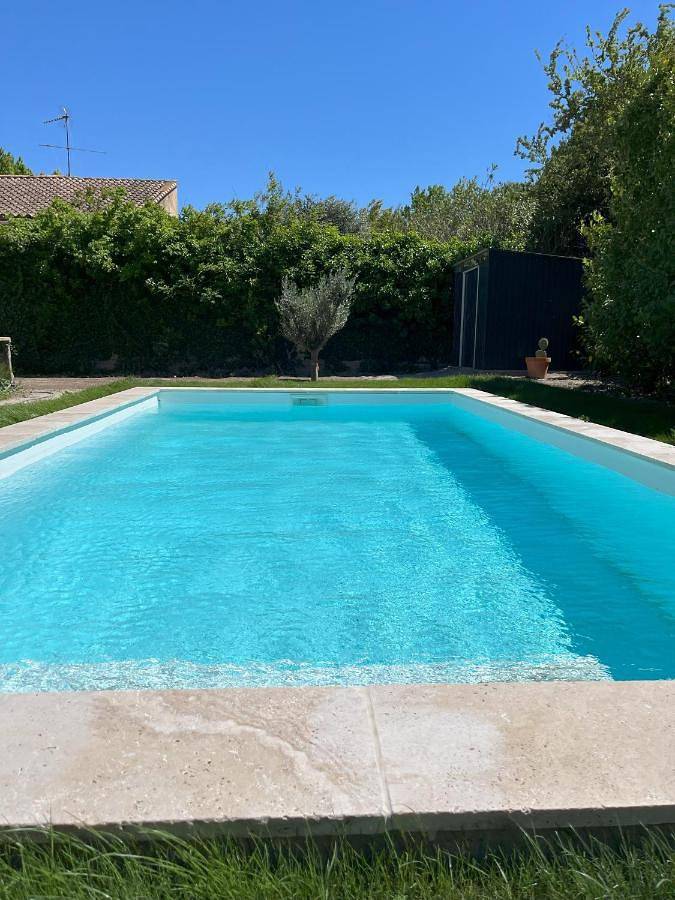 Location de vacances pour 6 personnes, avec piscine ainsi que vue et jardin à Rognonas
