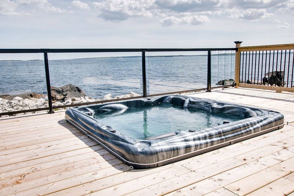 Peaceful Oceanfront Cabine Hot Tub, Sauna-All Weather Domes-Private in Region of Queens Municipality, Queens County