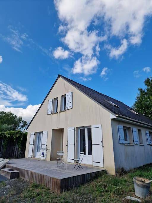 Location de vacances pour 12 personnes, avec terrasse à Brains-sur-Gée