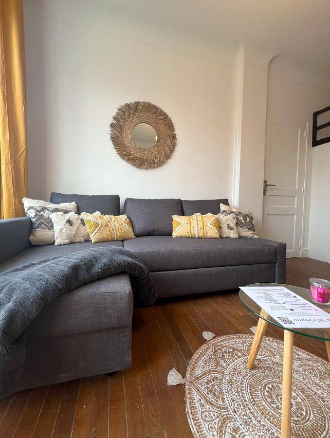 Appartement entier, Paris-Montrouge Magnifique Studio Appartement de 35m2 - très cosy pour 1 à 6 personnes refait à neuf - Entire Apartment Luxurious And Warm - Montrouge Paris 14ème - Proche Aéroport Orly & Parc Expositions Porte de Versailles Free Wifi Gratuit in Montrouge, Hauts-de-Seine