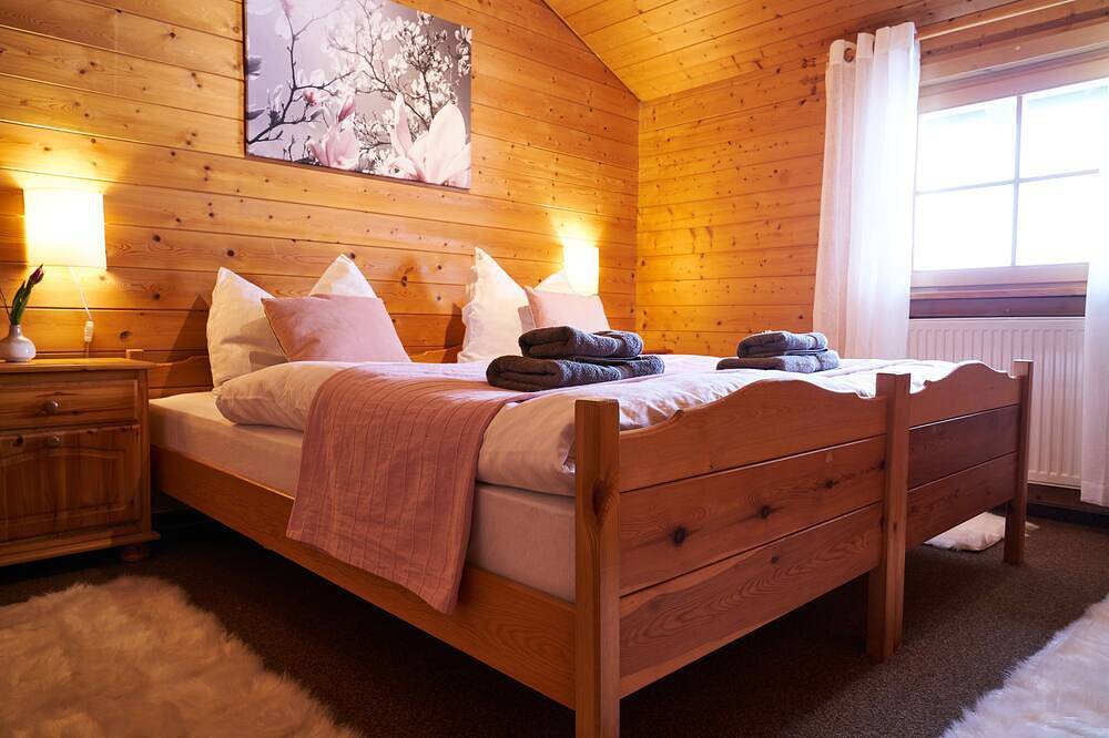Ganze Wohnung, Blockhausflair inmitten von Bergwiesen und Wald, riesige Terrasse und Garten in Suhl, Rennsteig