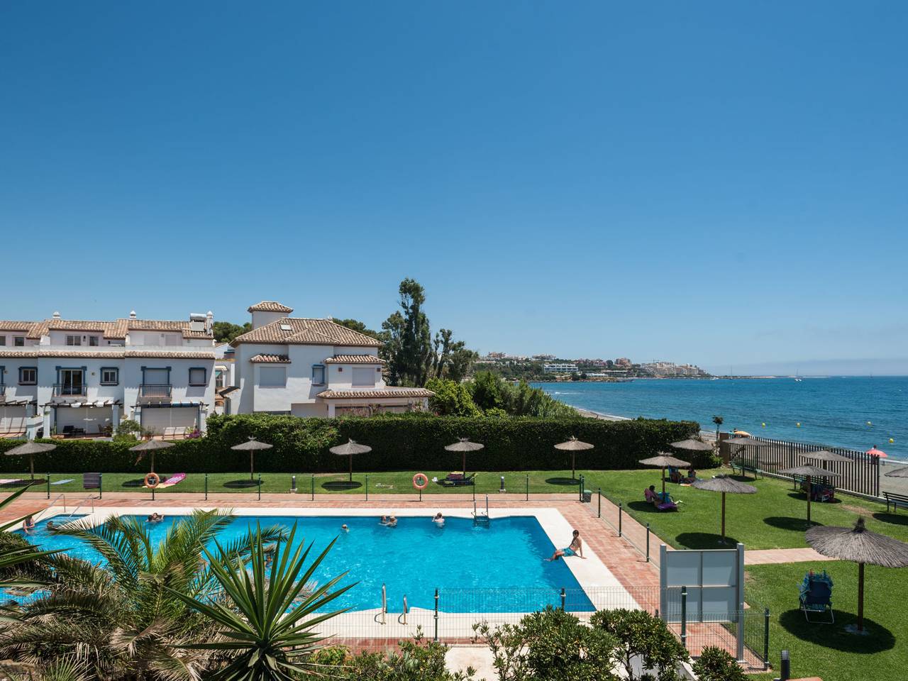 Entire apartment, Vista Levante in Playa de Guadalobon, Estepona