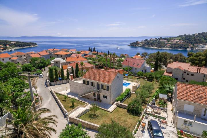 Villa pour 8 personnes, avec Balcon et Balcon/Terrasse ainsi que Terrasse et Jardin à Sumartin