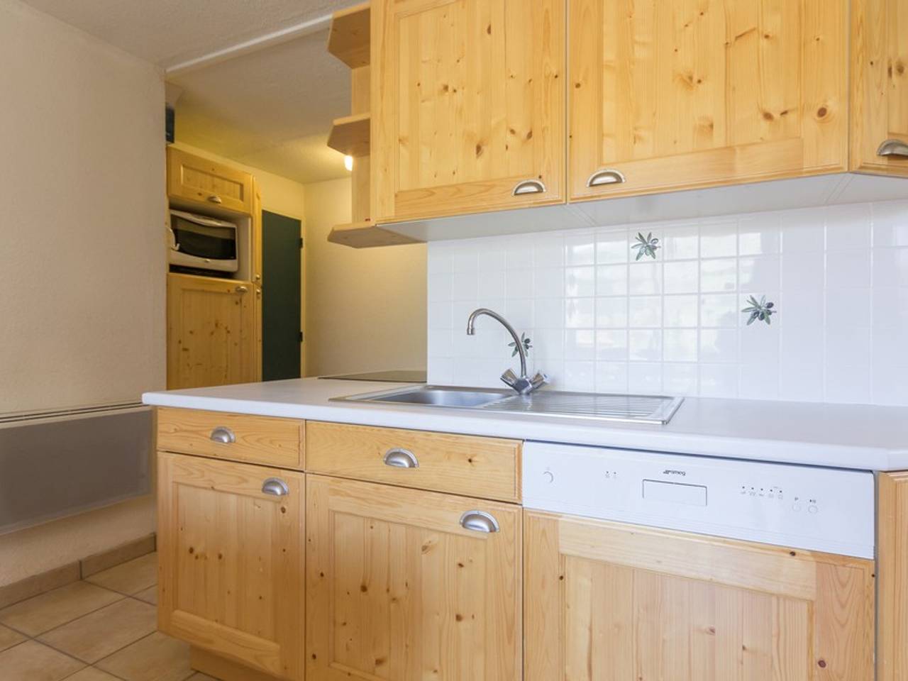 Entire apartment, Bright apartment · Direct access to slopes · Balcony · Heated pool · Free Wifi in Le Corbier, Villarembert
