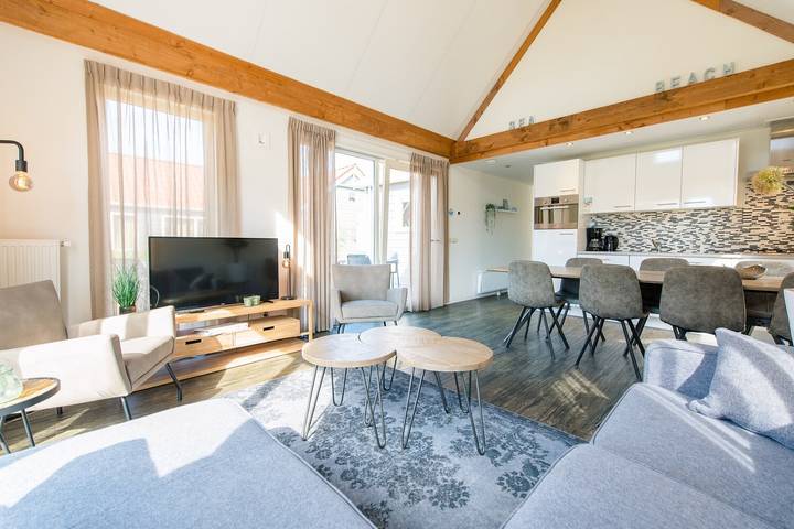 Ferienhaus für 8 Personen, mit Balkon/Terrasse und Terrasse sowie Garten und Pool in Friesland - 2