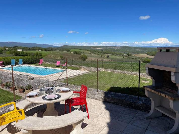 Location de vacances pour 4 personnes, avec jardin ainsi que vue et piscine à Vachères - 4