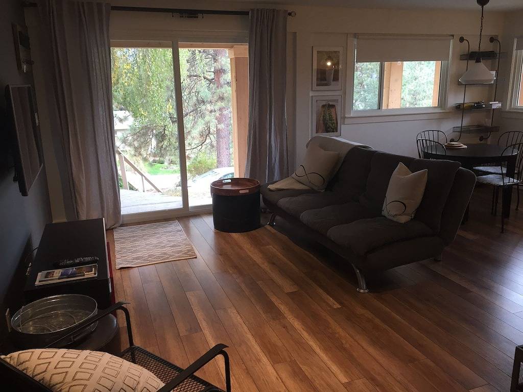 Gemütliches Haus im Schatten von Pinien mit See- und Bergblick in Kelowna, Regional District of Central Okanagan