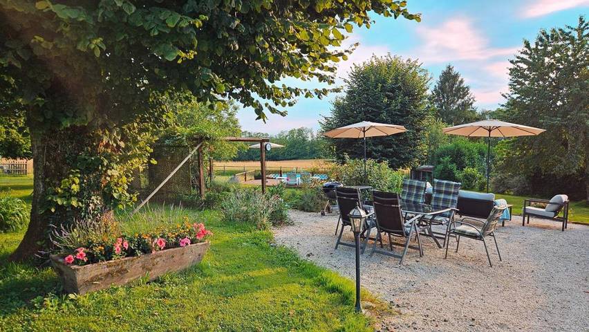 Location de vacances pour 6 personnes, avec vue ainsi que piscine et jardin, adapté aux familles à Pageas - 4