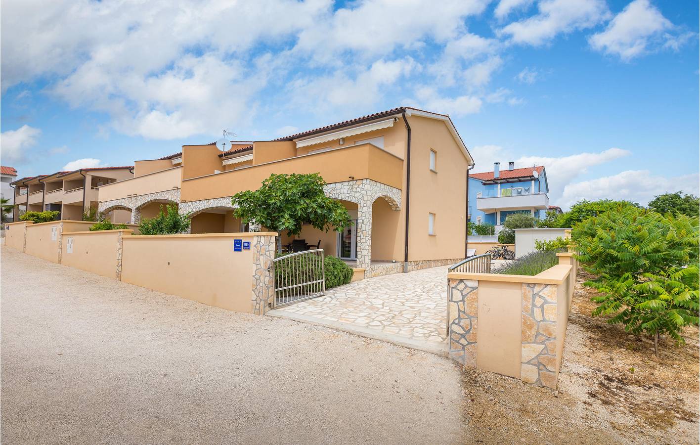 Modernes Apartment mit Pool, Terrasse und WLAN in der Nähe eines FKK-Strandes in Barbariga, Südküste Istrien