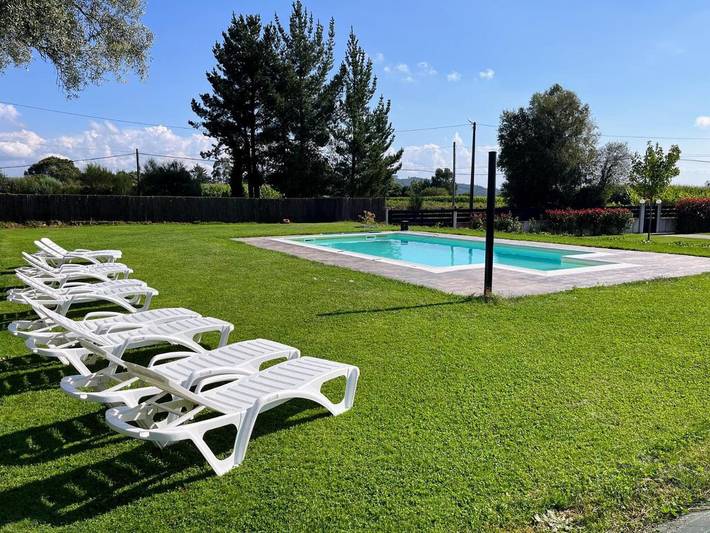 Casa de huéspuedes para 20 personas, con jardín además de piscina y vistas en Galicia