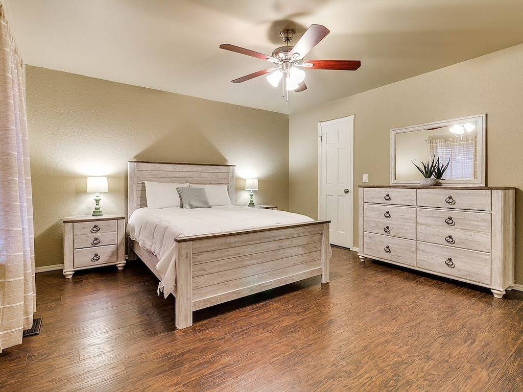 Aktualisiertes geräumiges Zuhause, komfortable Liegen, Playstation 4 & Spielplatz in Edmond, Oklahoma County