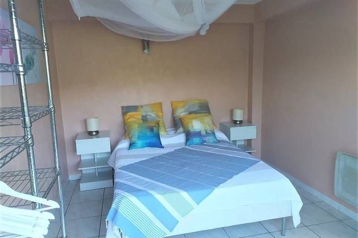 Gîte pour 2 personnes, avec terrasse ainsi que piscine et jardin à Bendejun - 2