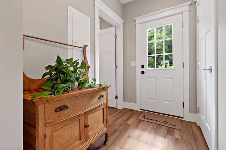 Vacation rental for 7 people, with yard in Black Mountain