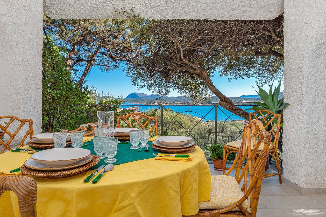 Apartamento 'Bella Vista Marinella 1' con vistas al mar, terraza, aire acondicionado y Wi-Fi in Marinella, Porto Rotondo