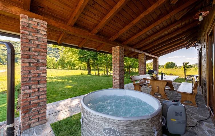 Geräumige 147 m² große Wohnung mit Pool, Terrasse und WLAN in Lika-Senj