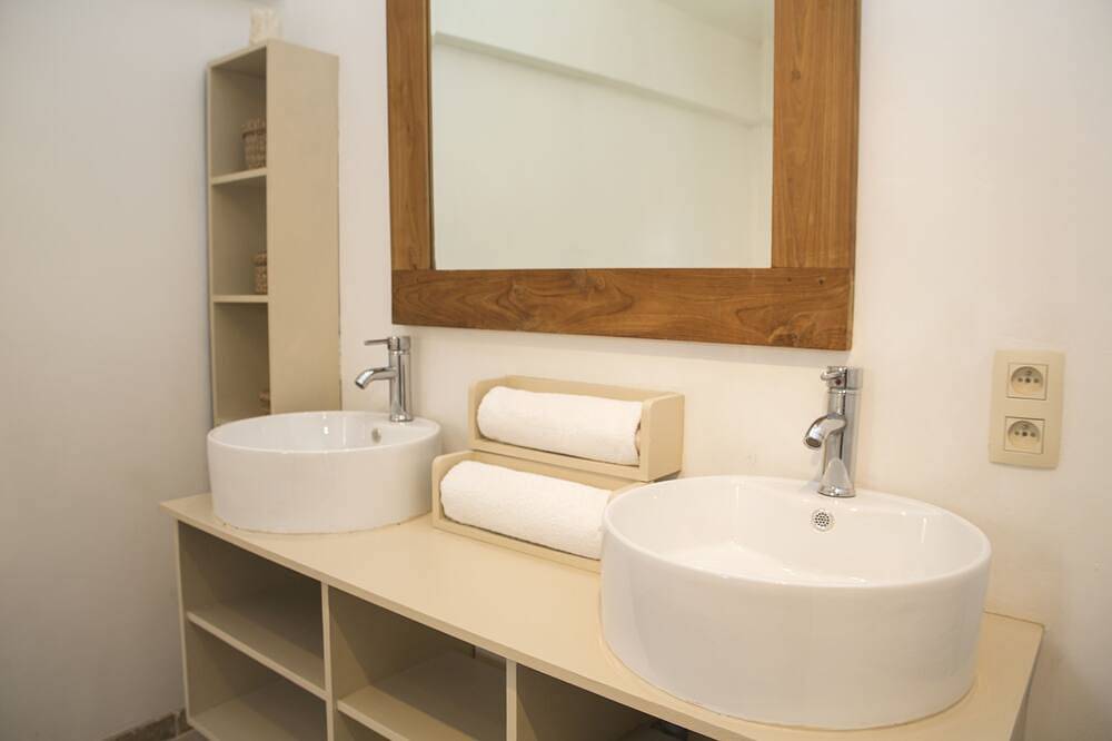 Villa de luxe - privacy totale - plage à 50m  - Piscine chauffée  - 8 chb- 300m2 in San Ciprianu, Lecci