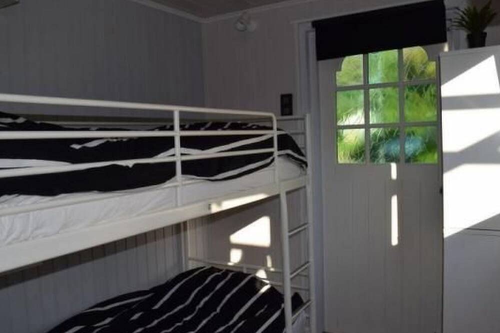 Kleine woning met tuin direct achter de dijk in Nederlandse Noordzeekust