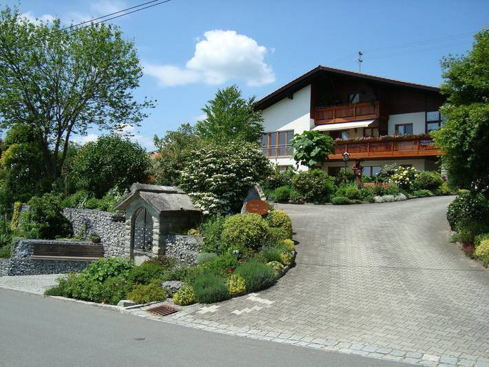 Ferienwohnung für 4 Personen, mit Balkon und Balkon/Terrasse sowie Terrasse und Garten in Dreiländereck (D-A-CZ) - 2