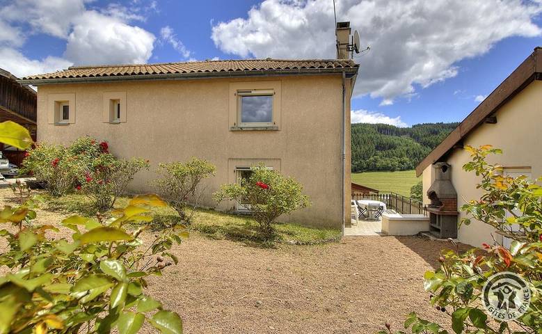 Gîte pour 12 personnes, avec jardin dans Saint-Bonnet-le-Troncy