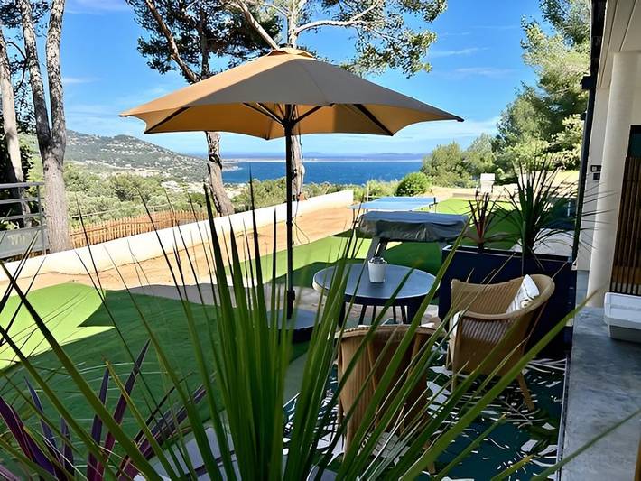 Studio pour 2 personnes, avec piscine ainsi que jardin et terrasse
