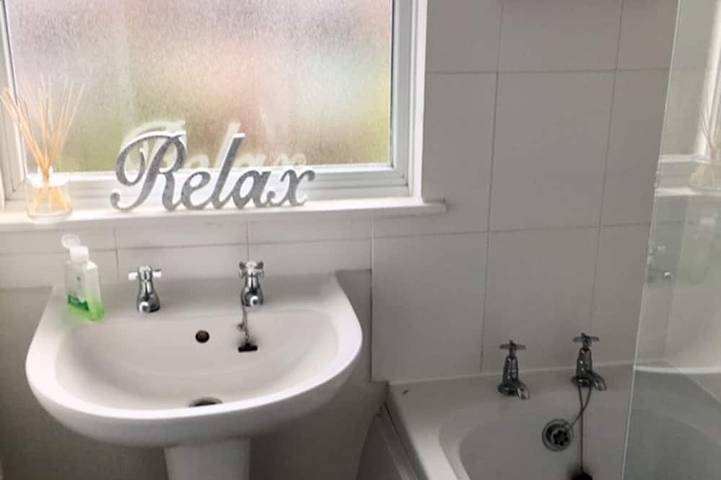 Homely Birch Close House with Free Parking, Garden & Sleeps 8 in Cambridge, Cambridgeshire