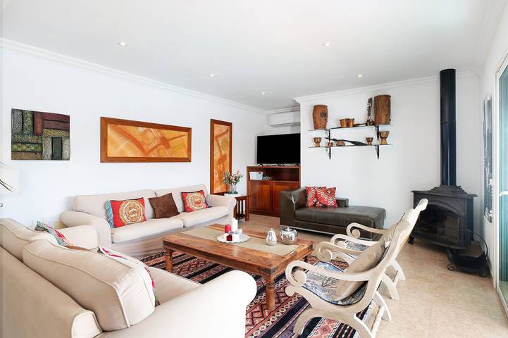 Villa con lujosa zona de piscina, terraza cerca del campo de golf y aire acondicionado in Costa Teguise, Teguise
