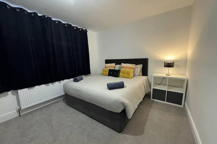 Modern 5 Bed near ExCel - Big Ben with Fast Wi Fi in Newham, Londra