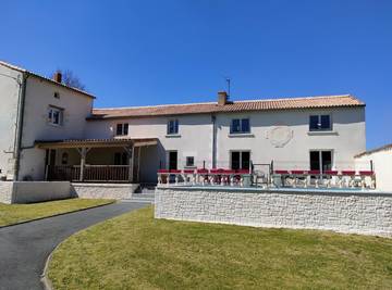 Gîte pour 15 personnes, avec jardin ainsi que terrasse et piscine à Vendeuvre-du-Poitou